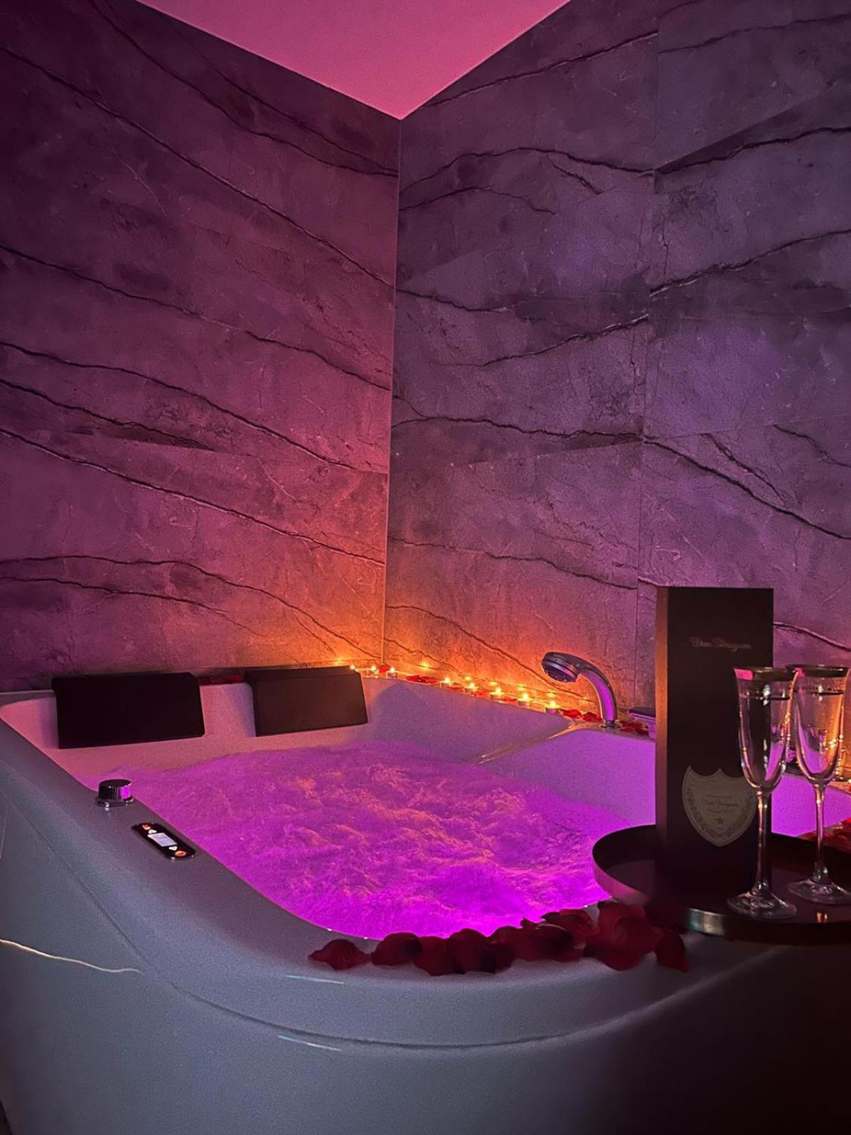 Apartament Z Jacuzzi Klimatyzacja Prywatny Parking ラドム エクステリア 写真