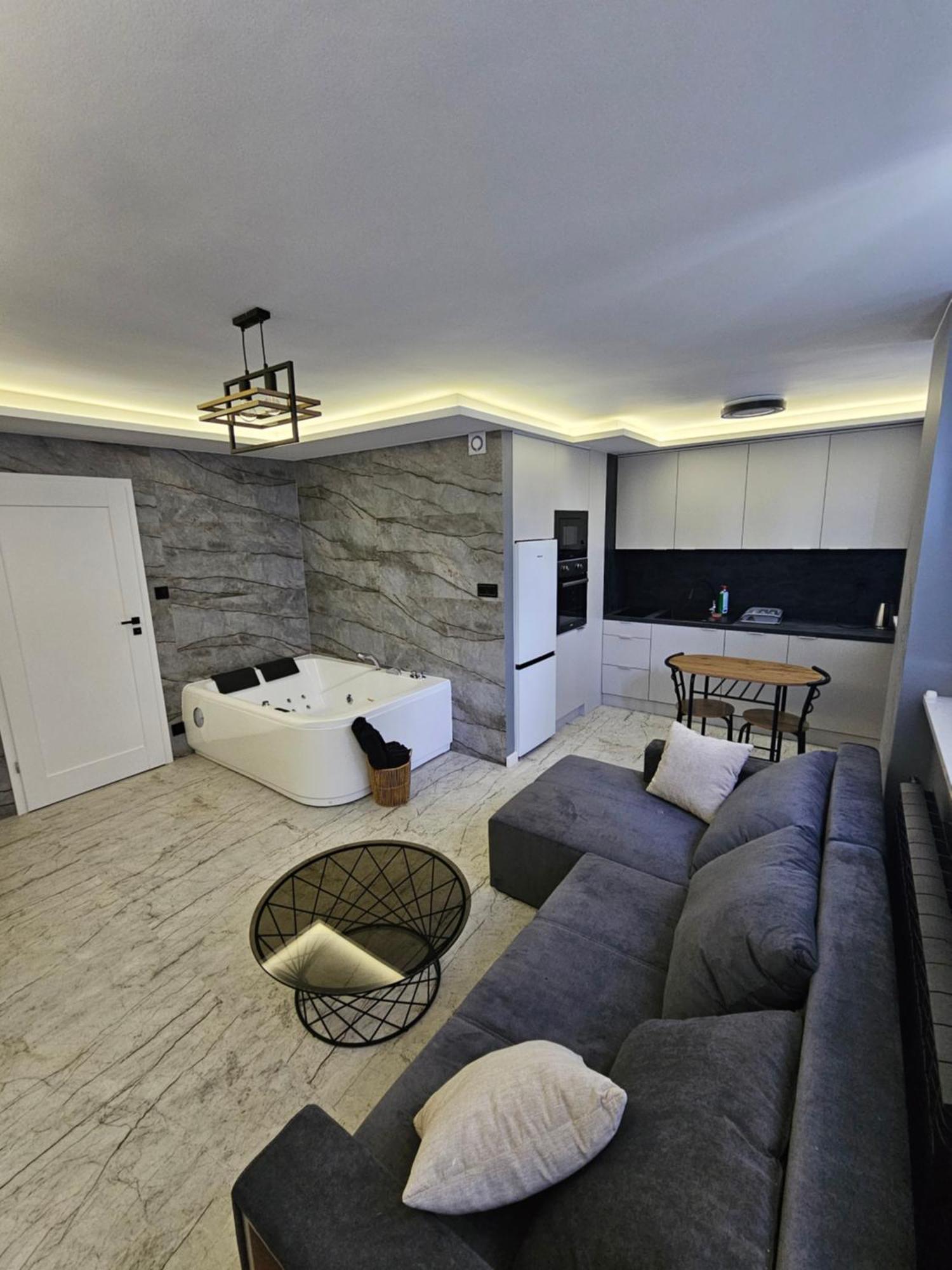 Apartament Z Jacuzzi Klimatyzacja Prywatny Parking ラドム エクステリア 写真